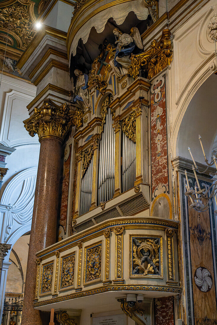 Orgelpfeifen an der Seite des Kirchenschiffs des Doms von Amalfi, der Kathedrale von St. Andreas, in Amalfi, Italien.