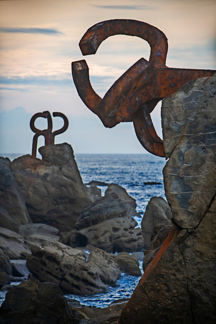 Der Kamm des Windes - Peine del viento Skulpturen von Eduardo Chillida am Fuße des Igeldo-Berges in San Sebastián, Gipuzkoa, Baskenland, Euskadi, Spanien.