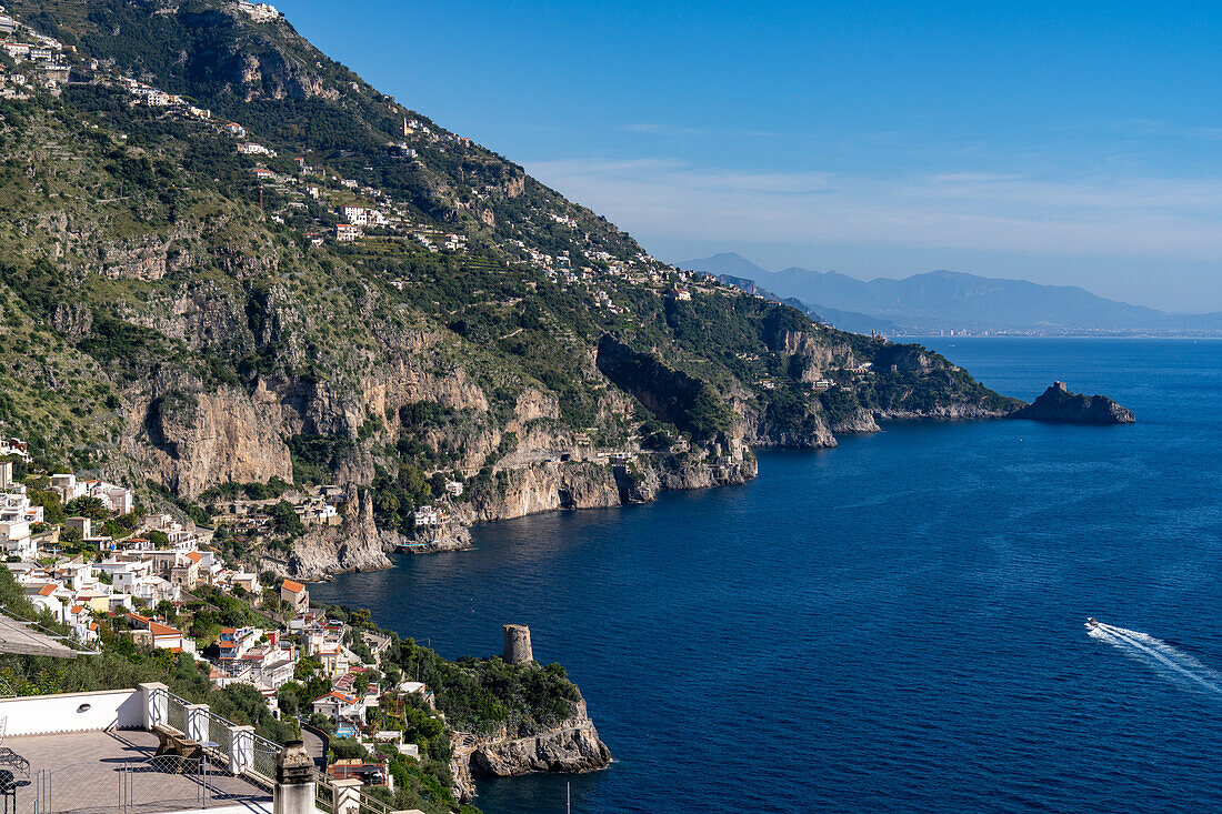 Zwei sarazenische Türme an der Amalfiküste bei Praiano und Conca dei Marini, Italien.