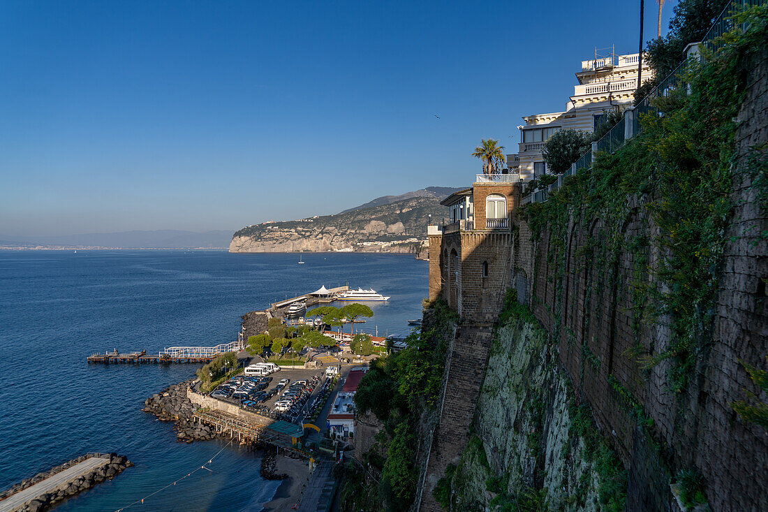 Hochgeschwindigkeits-Passagierfähren im Hafen von Marina Piccola in Sorrento, Italien.