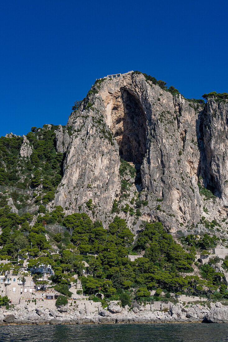 Die riesige Grotte Castiglione in den Kalksteinfelsen von Capri, Italien, beherbergt im Inneren römische Ruinen. Die Villa Castiglione befindet sich auf der Spitze der Klippen.