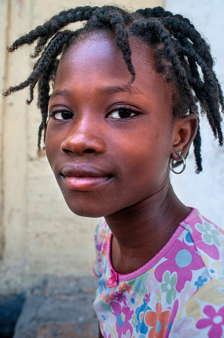 Porträt eines netten haitianischen Mädchens in der historischen kolonialen Altstadt von Jacmel, Haiti, Westindien, Karibik, Mittelamerika