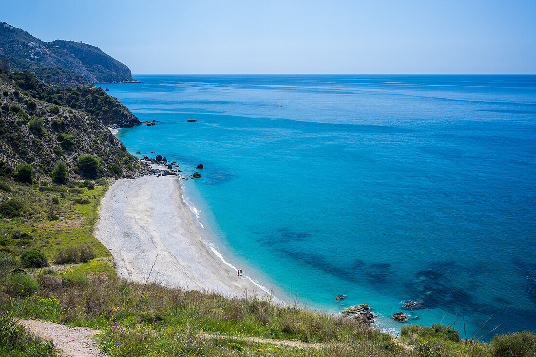 Ein malerischer Blick auf die Küste mit einem unberührten Strand und klarem, blauem Wasser in Nerja.