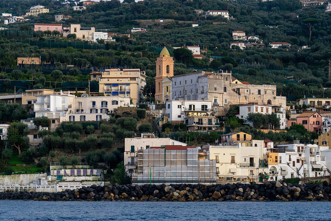 Die Kirche der Madonna della Lobra in der Stadt Massa Lubrense auf der Halbinsel Sorrent, Italien.