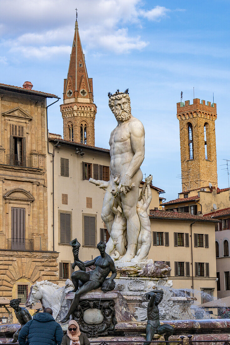 Der Neptunbrunnen von Ammannati auf der Piazza della Signoria in Florenz, Italien. Dahinter befinden sich der Campanile der Badia Fiorentina und der Turm des Palazzo del Bargello.