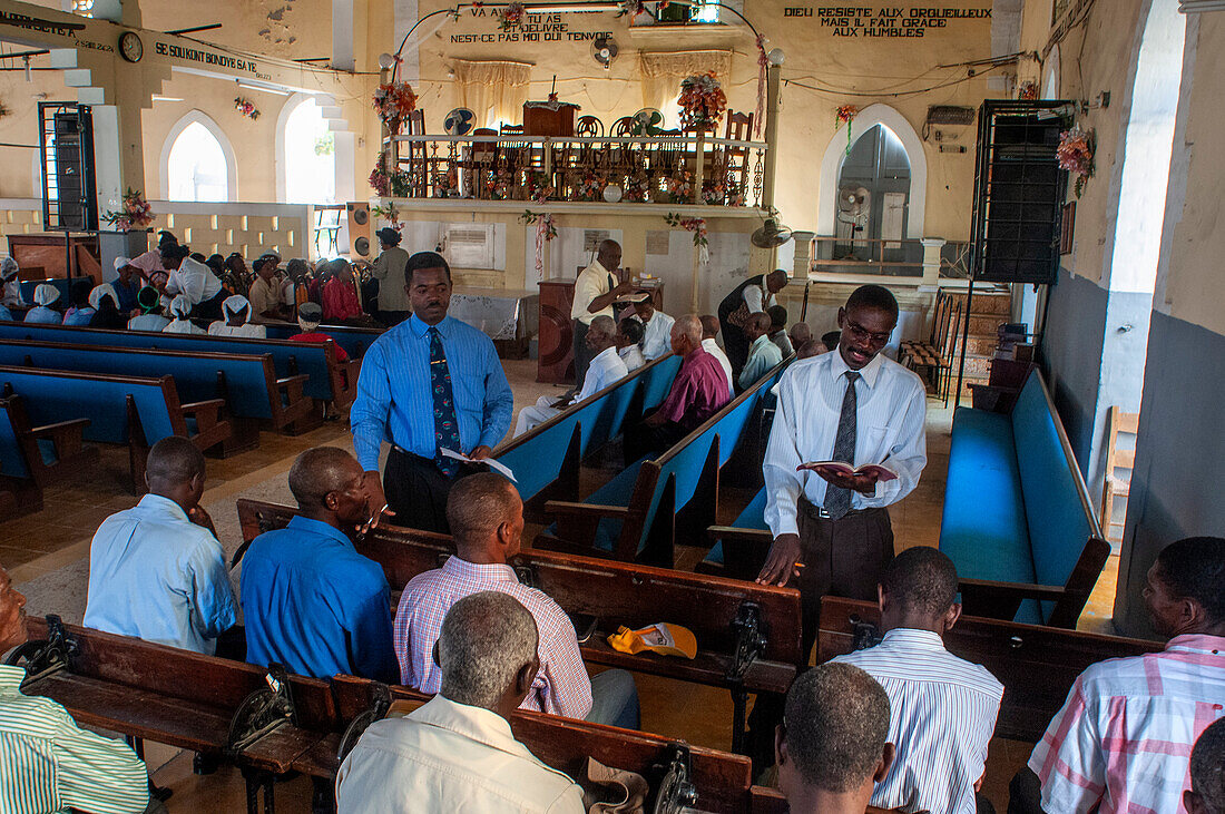 Im Inneren der Kirche Église Baptiste Tabernacle stehen Häuser in der historischen kolonialen Altstadt von Jacmel, Haiti, Westindien, Karibik, Mittelamerika