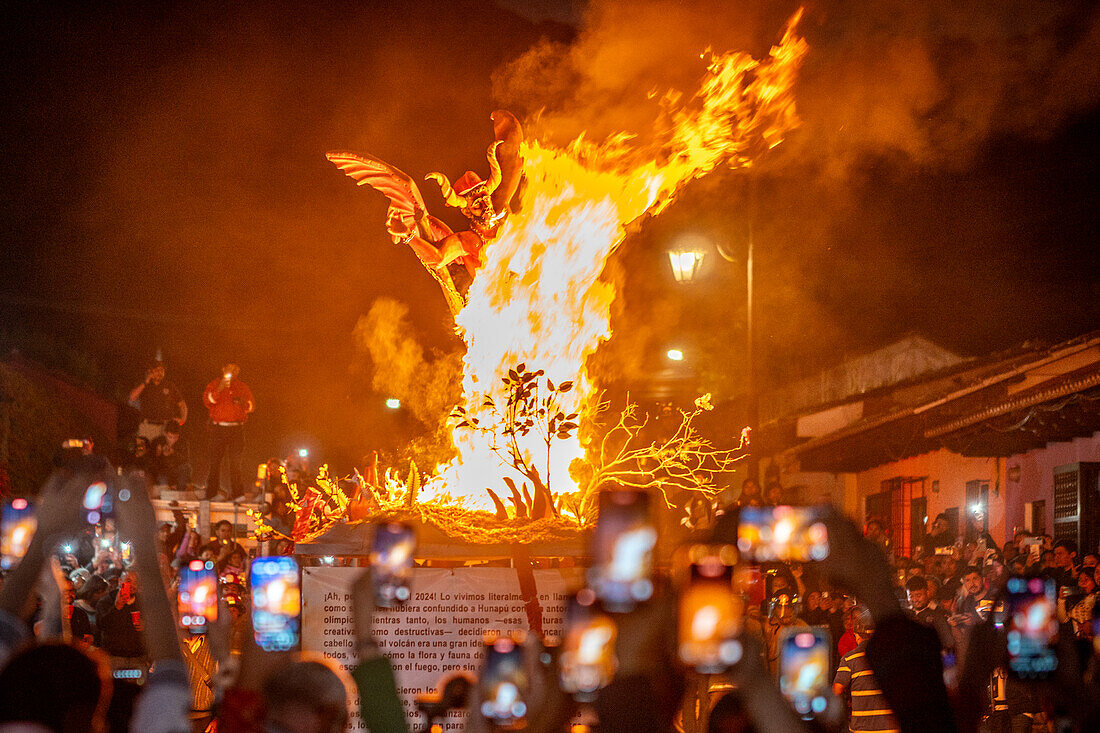 Fest der Verbrennung des Teufels - La Quema del Diablo - in Antigua, Guatemala