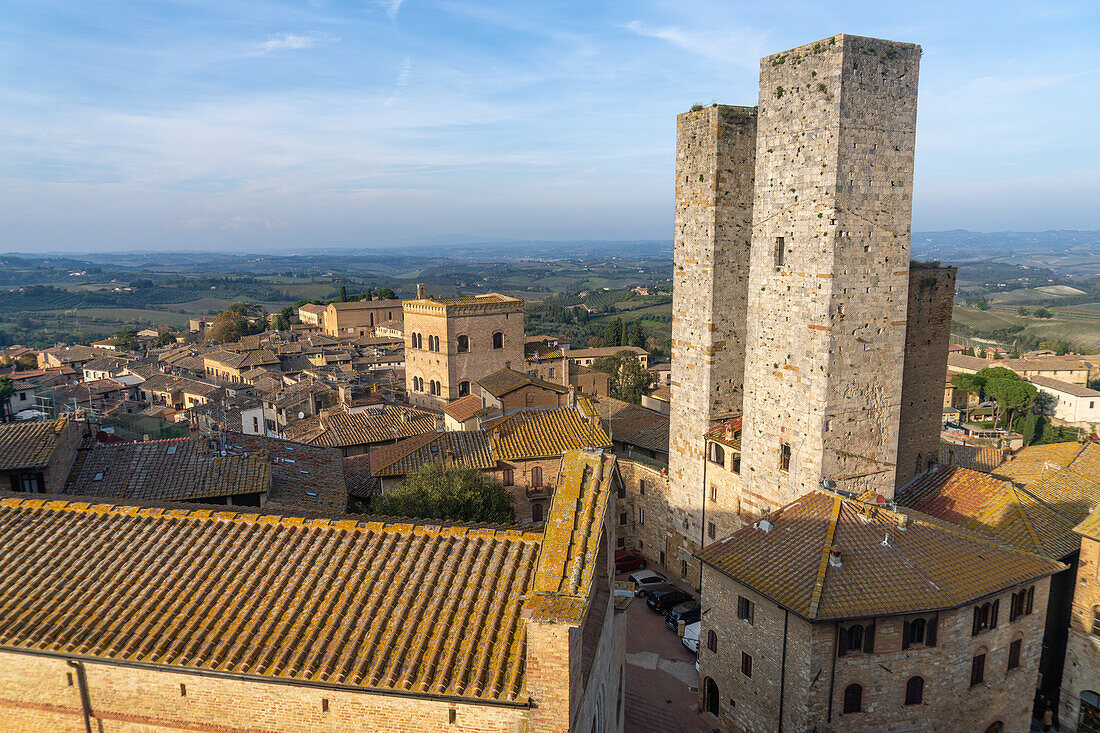 Die Zwillingstürme Torri Salvucci oder Salvucci-Türme in der mittelalterlichen Stadt San Gimignano, Italien. Das untere quadratische Gebäude links ist der Torre Casa Pesciolini oder der Turm des Hauses Pesciolini.