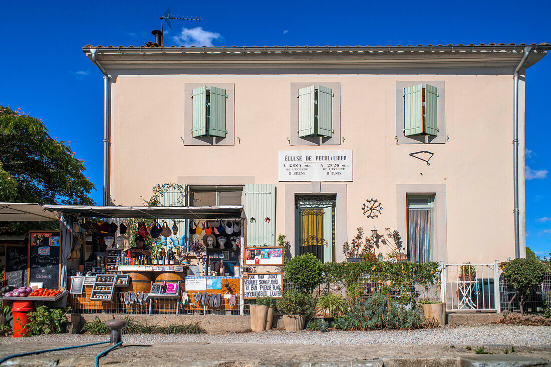 Écluse de Pechlaurier Blick. Canal du Midi im Dorf Argens-Minervois Aude Südfrankreich Südliche Wasserstraße Wasserstraßen Urlauber stehen Schlange für eine Bootsfahrt auf dem Fluss, Frankreich, Europa