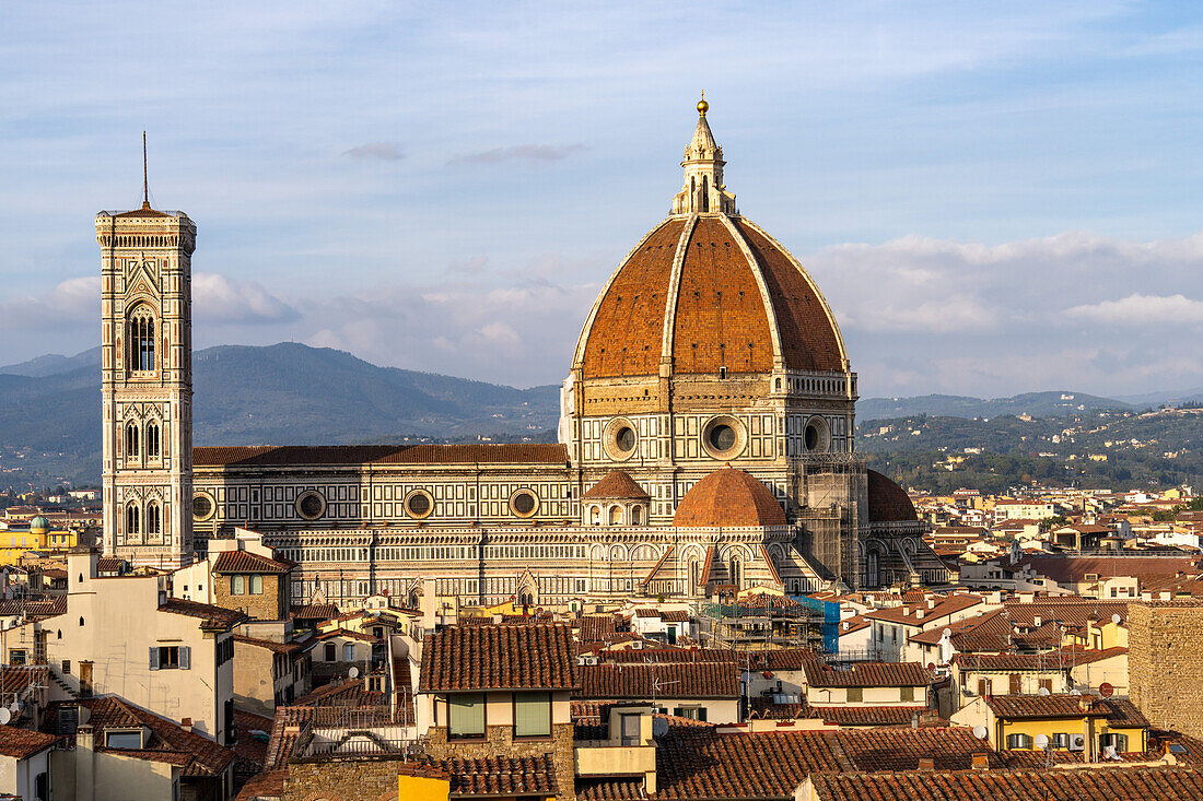 Blick auf den Dom oder die Kathedrale Santa Maria del Fiore vom Turm des Palazzo Vecchio in Florenz, Italien.