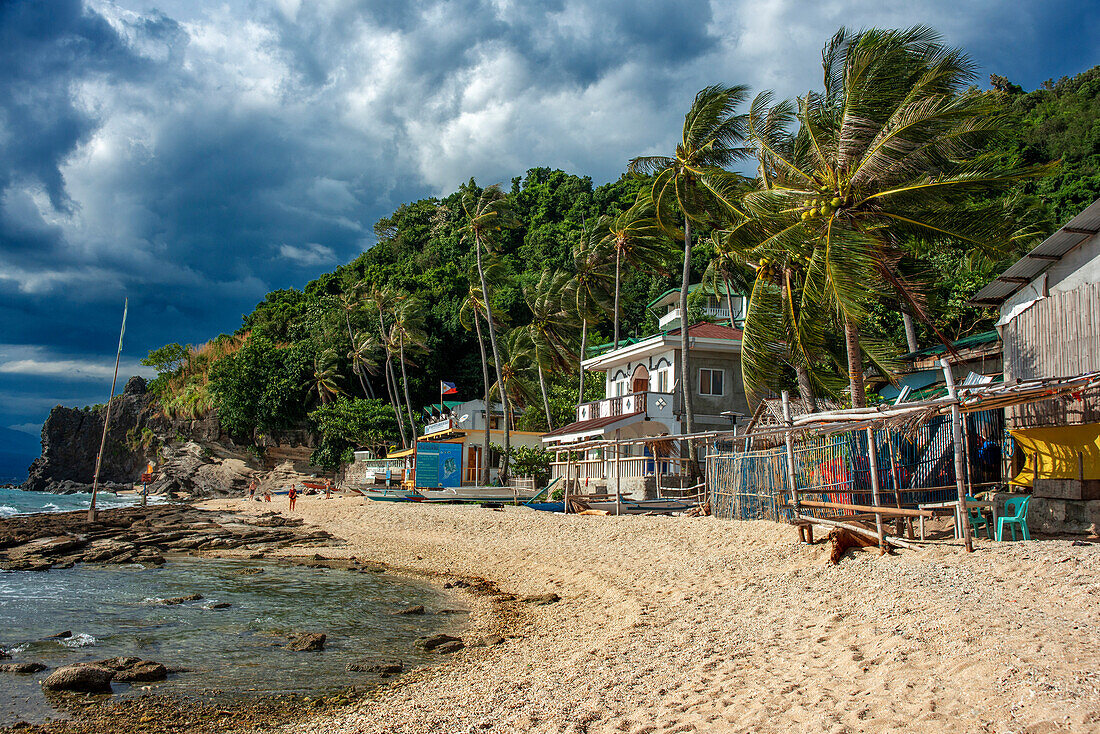 Die Strandpromenade von Apo Island, Strand und geschützte Landschaft und Meereslandschaft in Dauin, Negros Oriental, Philippinen.