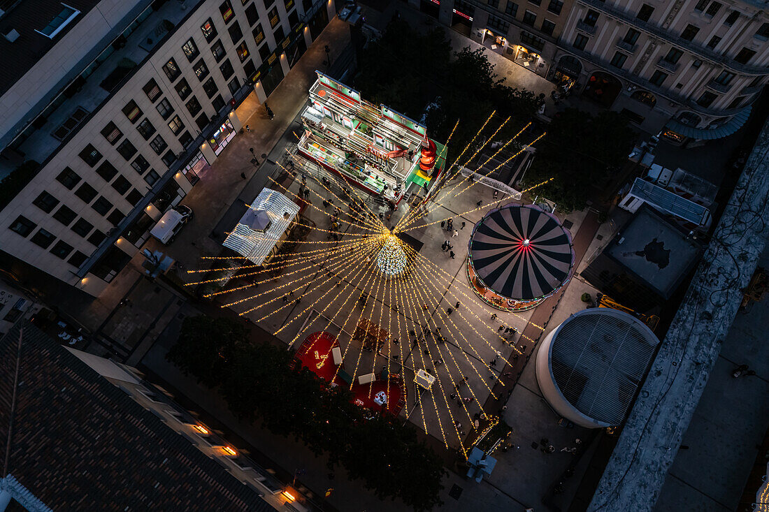 Luftaufnahme der nächtlich beleuchteten Weihnachtsdekoration und -unterhaltung auf dem El Pilar-Platz in Zaragoza, Spanien