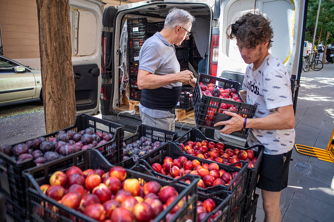 Entladen von gespendeten Produkten im Rebost Solidari de Gracia, Stadtteil Gracia, Barcelona, Spanien, Europa. Rebost Solidari de Gracia ist eine Vertriebsstelle der Lebensmittelbank für die Programme Sec, SERMA (frisches Obst und Gemüse), Kühlkette (Tiefkühl- und Kühlprodukte) und FEGA (von der EU erhaltene Produkte). Eine effiziente Verwaltung aller Lebensmittelüberschüsse, die in der Gemeinde anfallen (Märkte, Supermärkte, Geschäfte, Unternehmen, Restaurants, Schulkantinen und andere), ist an sich schon ein wichtiges Ziel, sowohl für die Verwendung in der Gemeinde als auch für die mögliche 