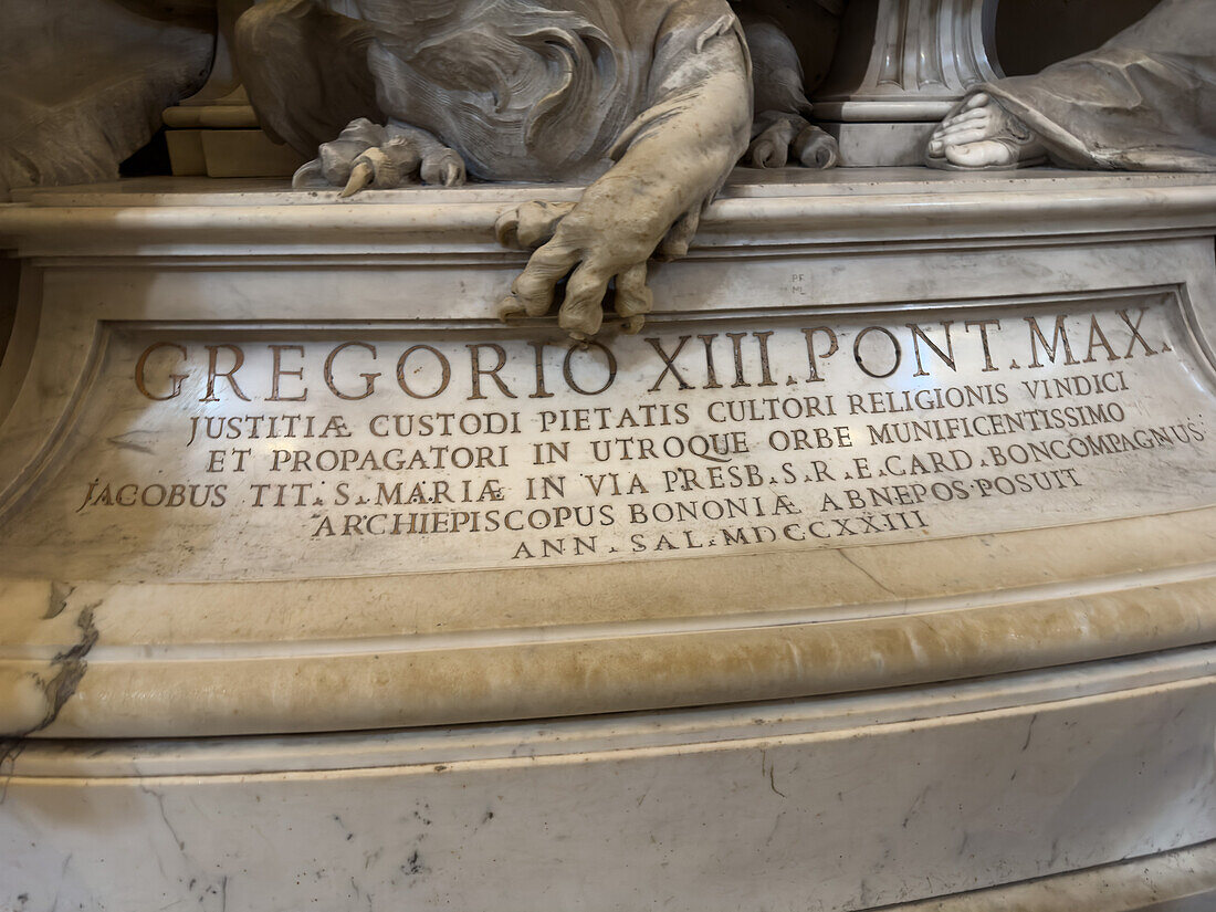 Denkmal für Papst Gregor XIII. von Camillo Rusconi in der Basilika St. Peter, Vatikanstadt, Rom, Italien.