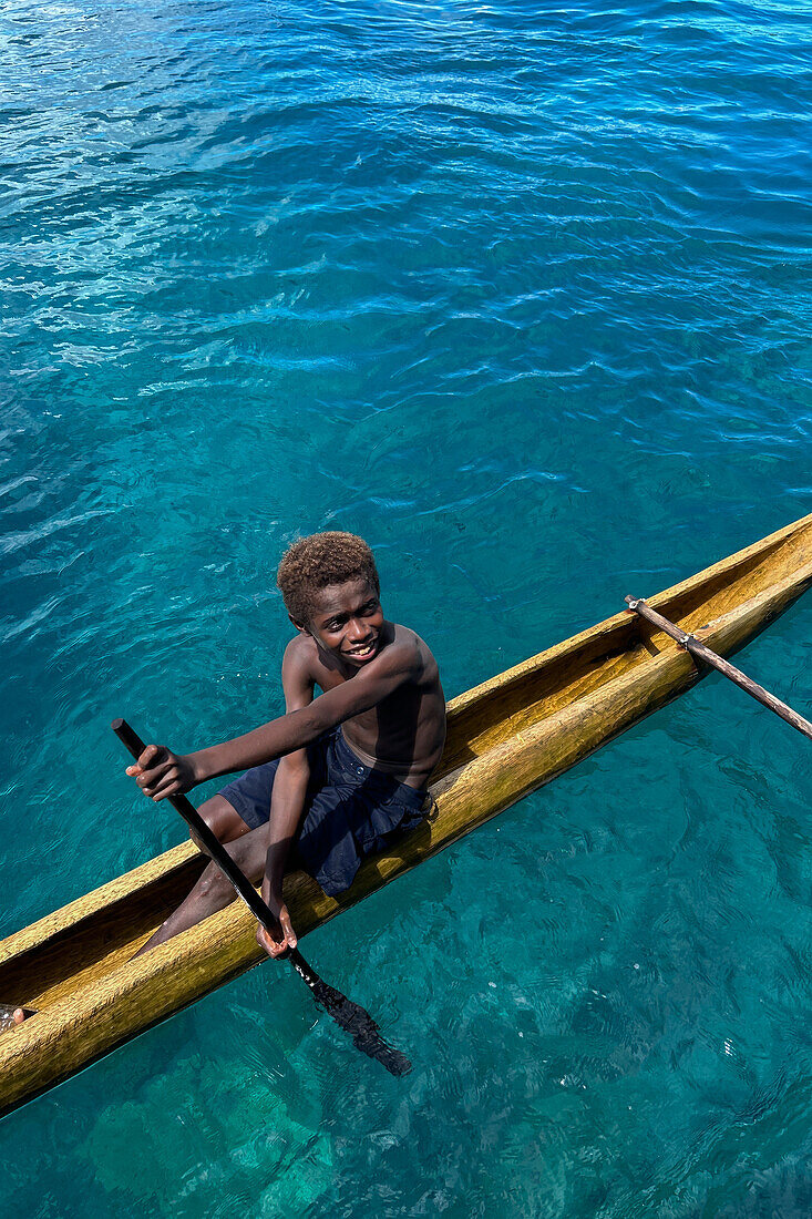 Bewohner der Insel Tungelo in ihren traditionellen Einbäumen, Provinz Neuirland, Papua-Neuguinea