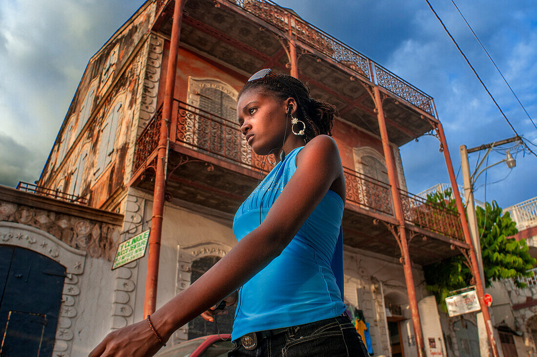 Mädchen und die Kolonialhäuser in der historischen kolonialen Altstadt von Jacmel, Haiti, Westindien, Karibik, Mittelamerika