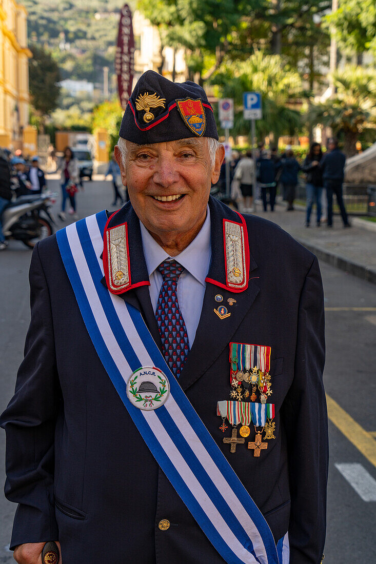 Ein italienischer Militärveteran mit seinen Medaillen nach einer Kriegsgedenkfeier in Sorrento, Italien.