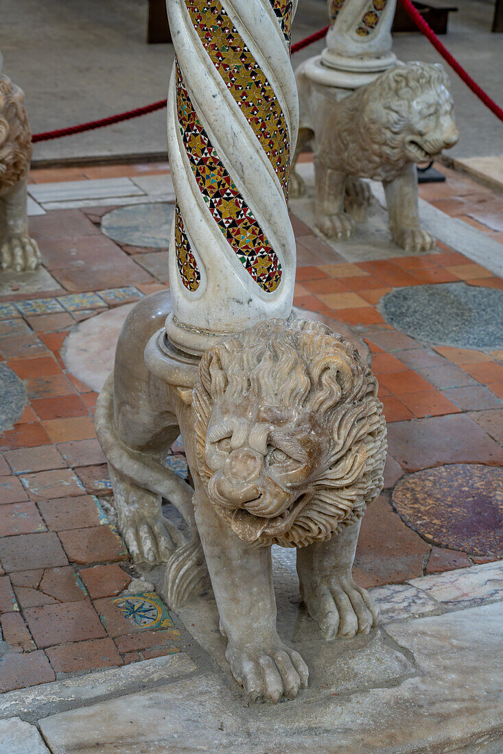 Ein geschnitzter Marmorlöwe, der die Evangelienkanzel aus dem 13. Jahrhundert im Dom von Ravello in Ravello, Italien, stützt.