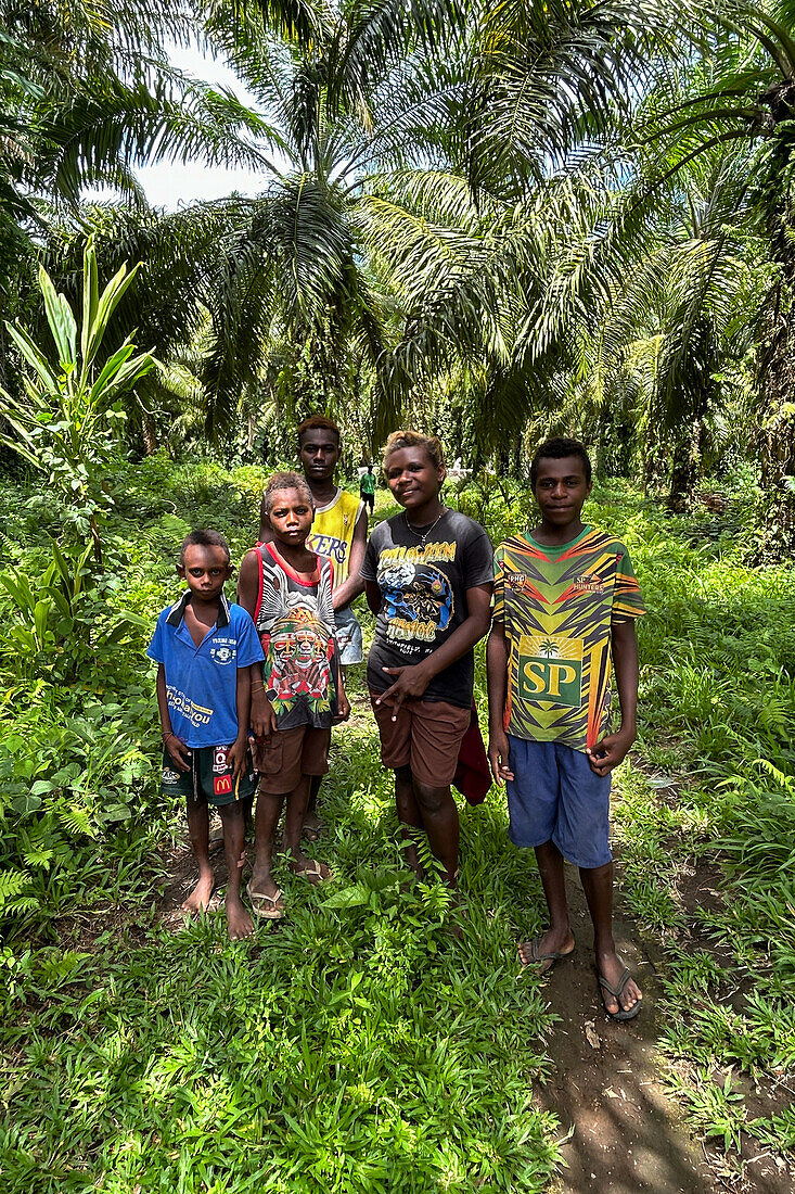 Porträt einer Gruppe von Bewohnern des Talasea-Waldes auf der Willaumez-Halbinsel, Neubritannien, Papua-Neuguinea