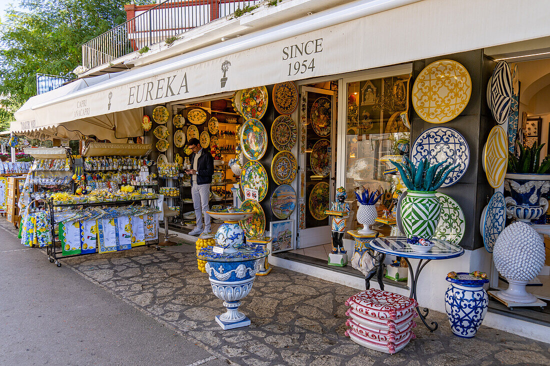 Keramiksouvenirs zum Verkauf in einem Touristengeschäft in Anacapri auf der Insel Capri, Italien.