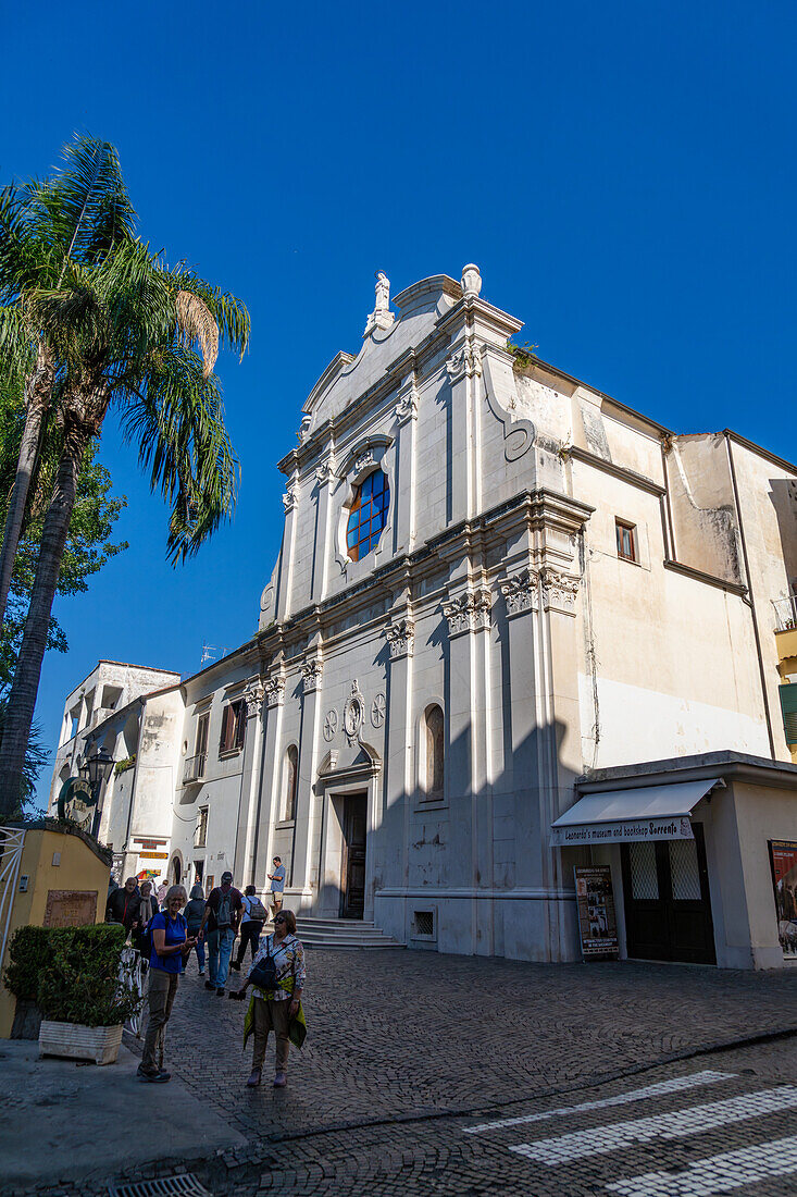 Die Fassade der Kirche San Francesco di'Assisi im historischen Zentrum von Sorrento, Italien.