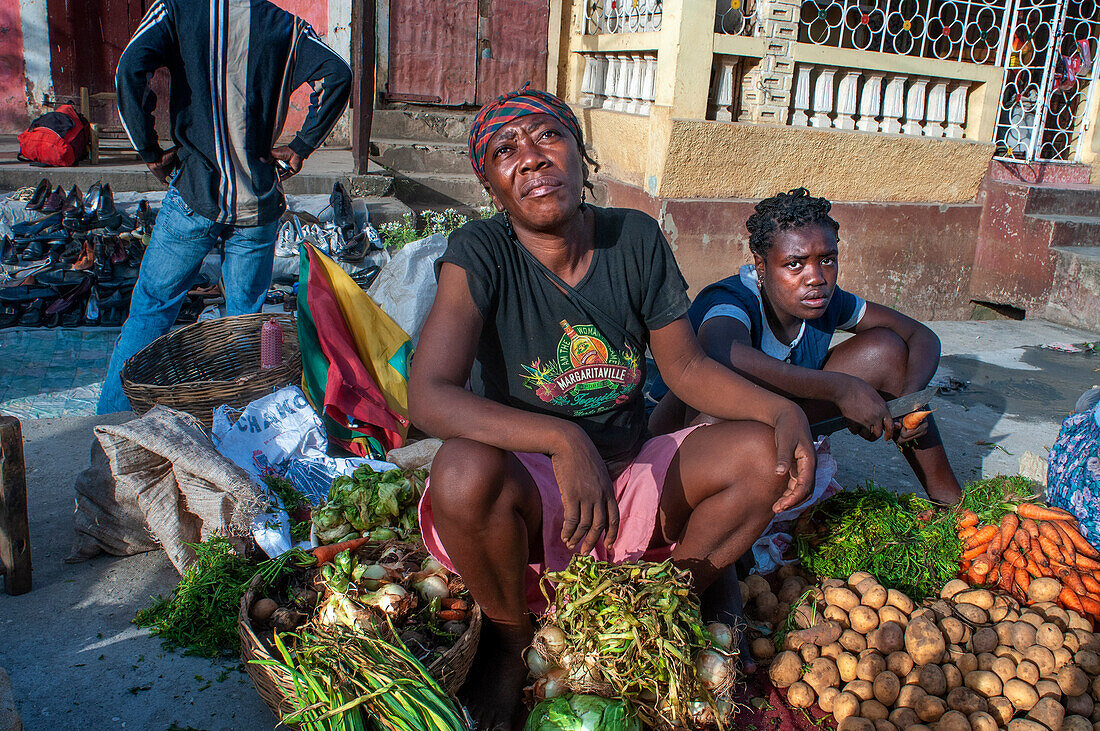 Lokaler Markt und Häuser in der historischen kolonialen Altstadt, Stadtzentrum von Jacmel, Haiti, Westindien, Karibik, Mittelamerika