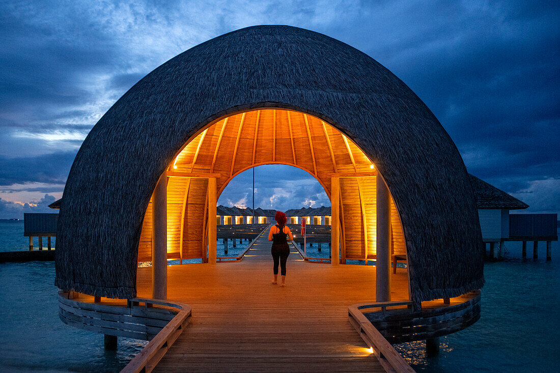 Luxuriöse Wasservillen des Outrigger Maafushivaru Luxusresorts auf den Malediven, South Ari Atoll Region Malediven