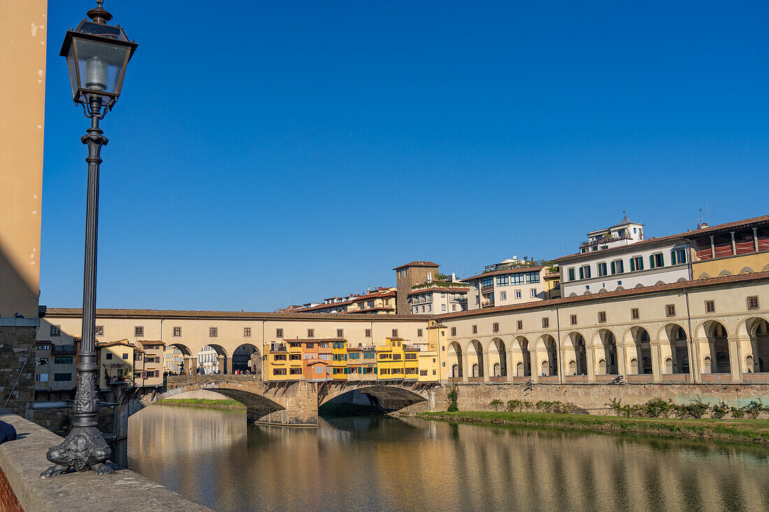 Der Ponte Vecchio, eine mittelalterliche Steinbogenbrücke über den Arno in Florenz, Italien.