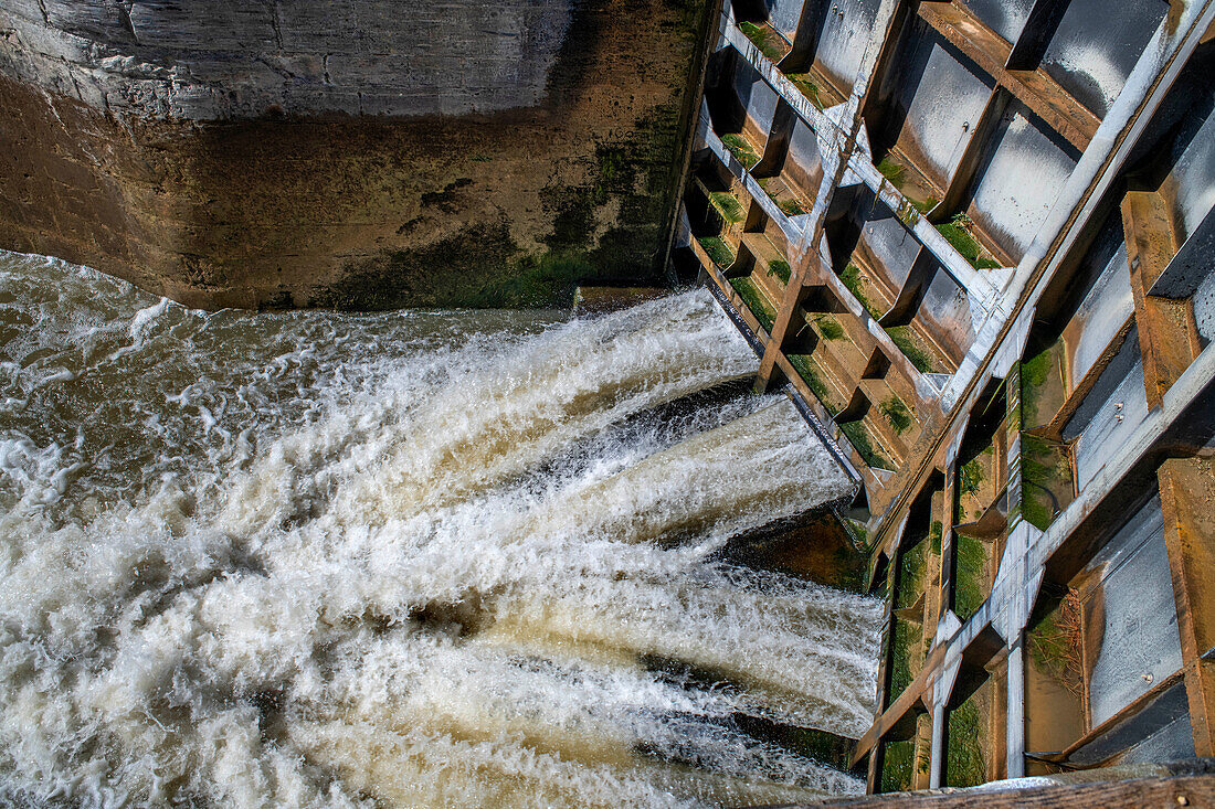 Écluse d'Ognon Ognon-Blick. Canal du Midi im Dorf Olonzac Aude Südfrankreich Südliche Wasserstraße Wasserstraßen Urlauber stehen Schlange für eine Bootsfahrt auf dem Fluss, Frankreich, Europa