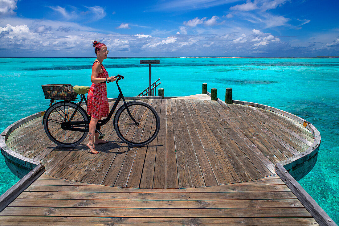 Fahrradfahren in den luxuriösen Wasservillen des Six Senses Laamu maldives luxury resort villas, Laamu Atoll Region Malediven