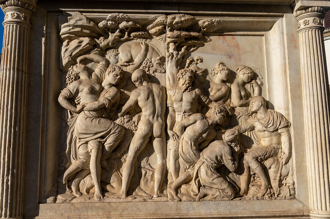 Flachrelief am Denkmal für Giovanni delle Bande Nere auf der Piazza San Lorenzo in Florenz, Italien. Giovanni war der Vater von Cosimo I. de' Medici.