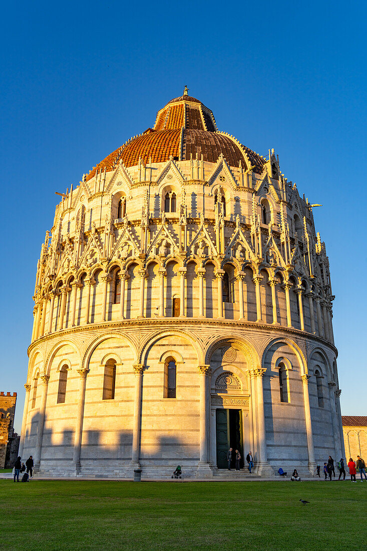 Das Baptisterium der Kathedrale San Giovanni di Pisa auf der Piazza dei Miracoli in Pisa, Italien. Die obere Hälfte des Baptisteriums ist gotisch, während die untere Hälfte romanisch ist.