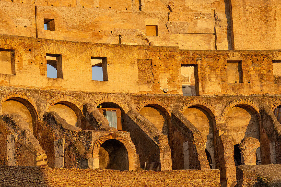 Detail des Innenraums des römischen Kolosseums oder flavischen Amphitheaters im goldenen Licht des Sonnenuntergangs in Rom, Italien.