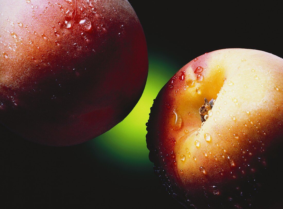 Zwei Pfirsiche mit Wassertropfen (Ausschnitt)
