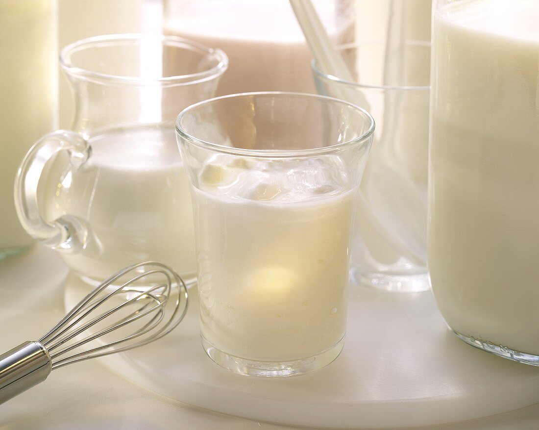 Stillleben mit Milch,Joghurt in verschiedenen Glasbehältern