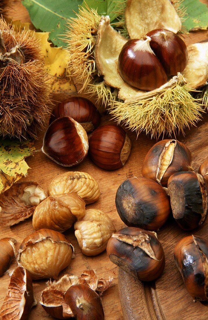 Sweet chestnuts, with & without shells and roasted