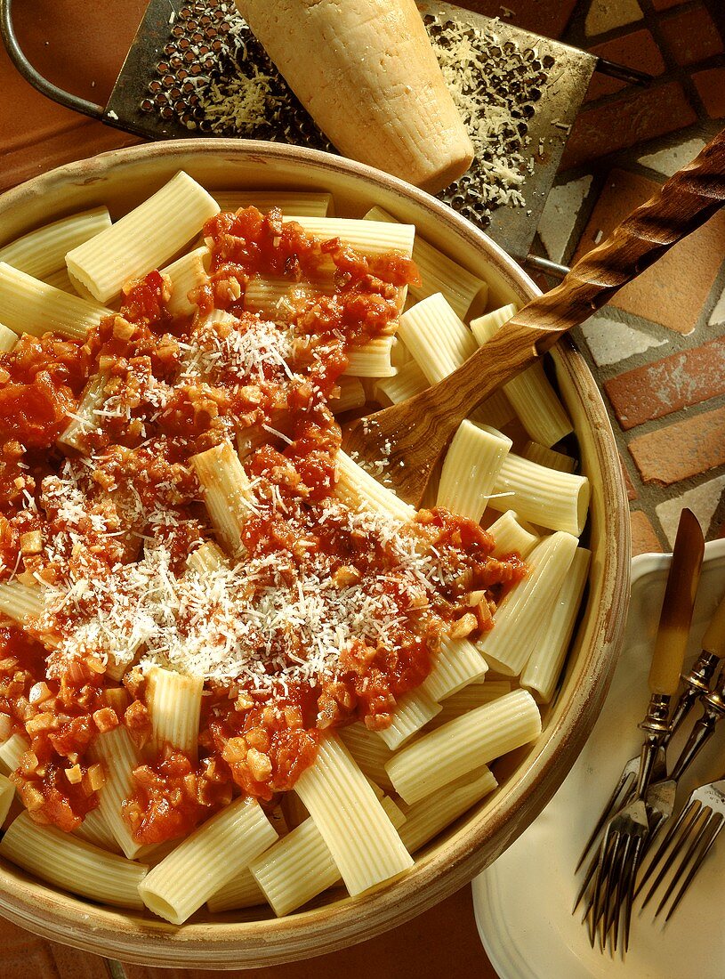 Rigatoni all'amatriciana (pasta with bacon & tomato sauce)