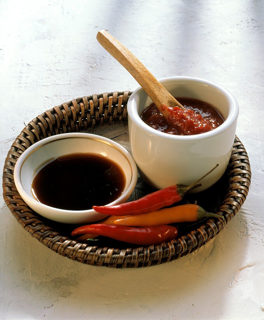 Sojasauce und Sambal Oelek (scharfe Chilisauce)