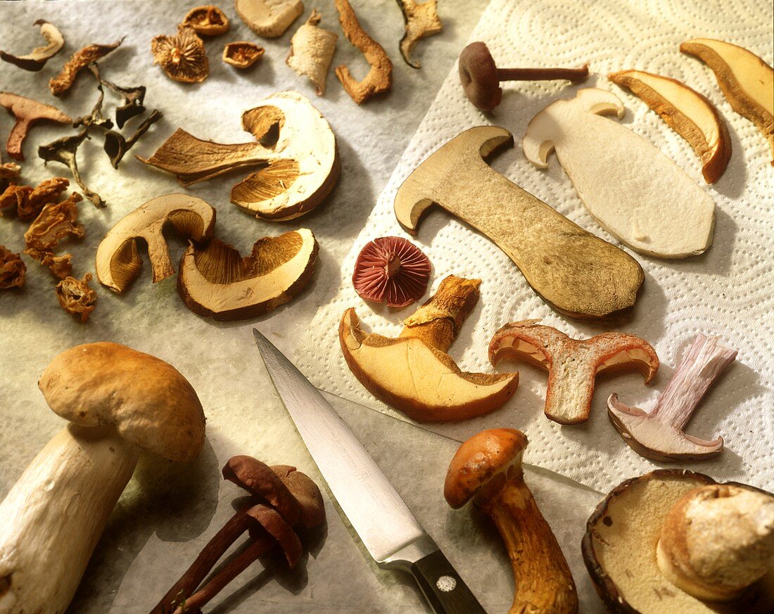 Fresh mushrooms, sliced ready for further treatment