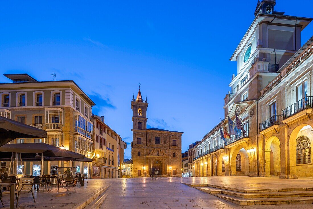 Plaza de la Constitucion, Iglesia de San Isidoro el Real (Church of San Isidoro el Real), Oviedo, Asturias, Spain