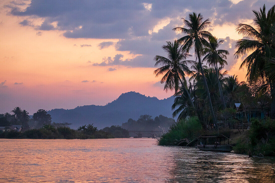 Sonnenuntergang über dem Mekong zwischen den Inseln Don Khon und Don Det, Archipel der Four Thousand Islands, Provinz Champasak, Laos