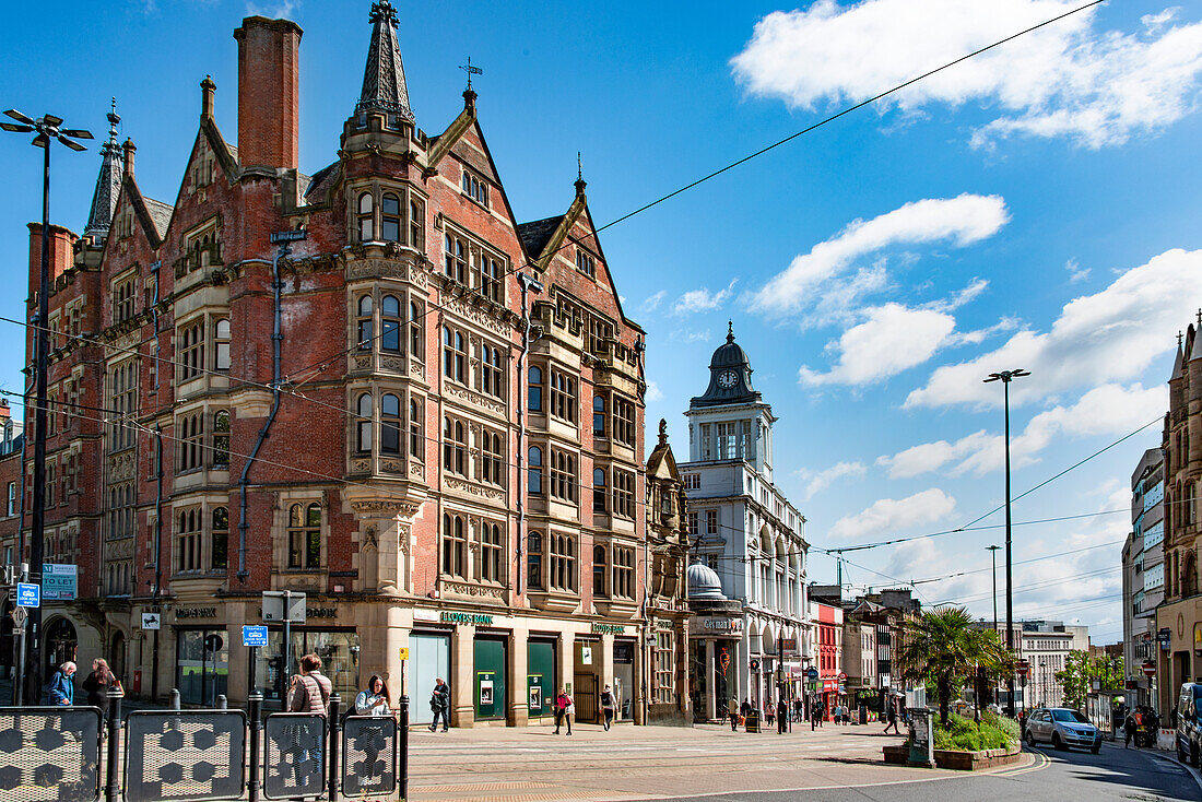 Parade Chambers auf der linken Seite, erbaut 1885, und ehemaliger Hauptsitz des Sheffield Telegraph and Star, erbaut 1916, Cathedral Quarter, Sheffield, Yorkshire, England