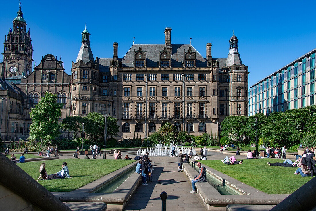 Blick auf das Rathaus von Sheffield von den Peace Gardens aus, Pinstone Street, Heart of the City Quarter, Sheffield, Yorkshire, England