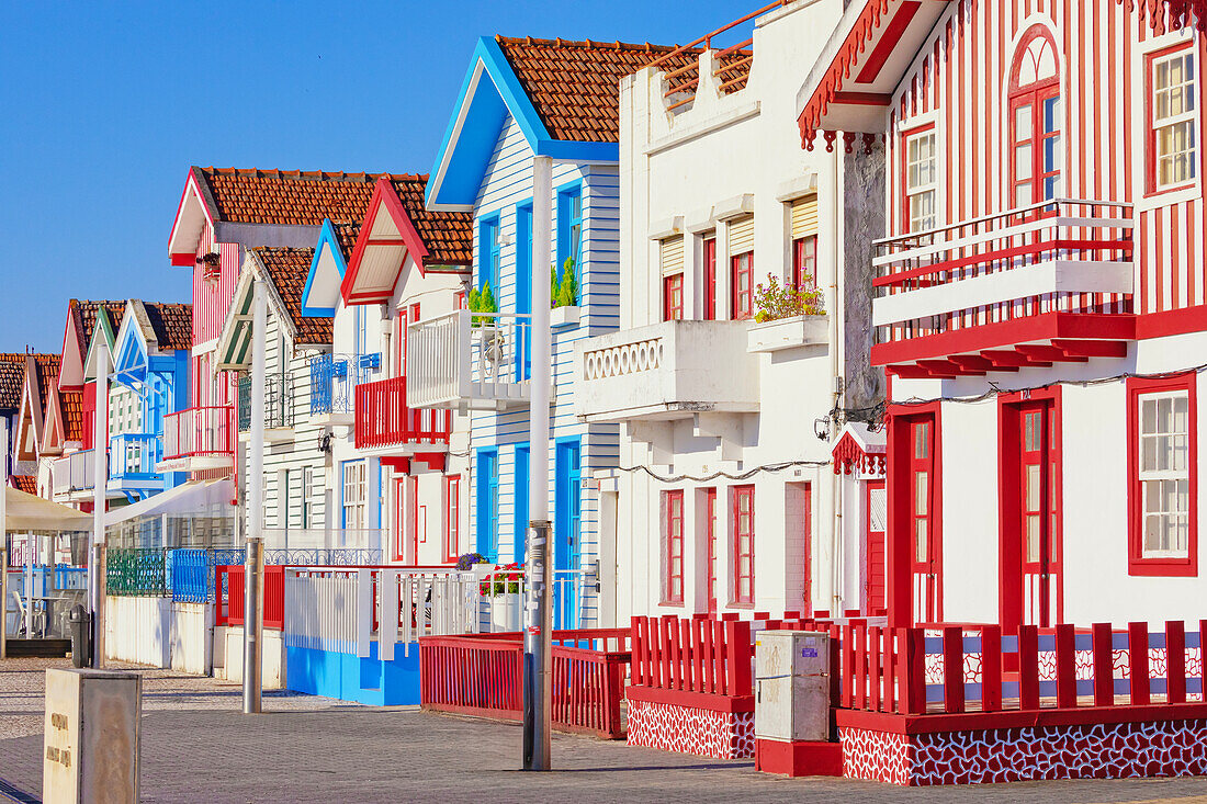 Bunt gestrichene Strandhäuser, Costa Nova do Prado, Aveiro, Portugal, Europa