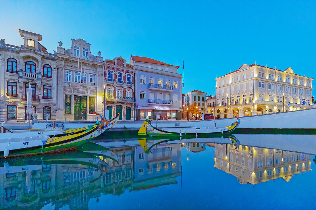 Hauptkanal von Aveiro in der Dämmerung, Aveiro, Portugal, Europa