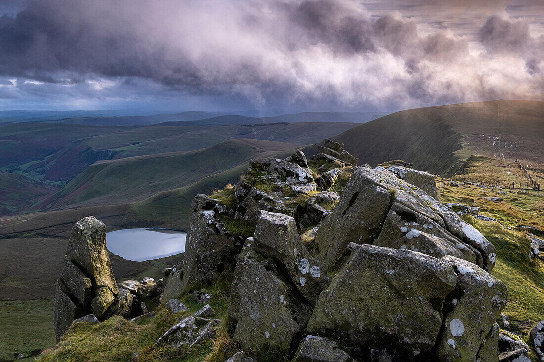 Moel Sych, Llyn Lluncaws und das Nant y Llyn-Tal von Cadair Berwyn, Berwyn Mountains, Denbighshire, Nordwales, Vereinigtes Königreich, Europa