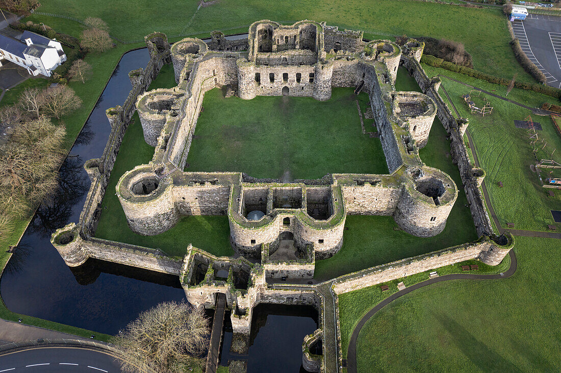 Luftaufnahme von Beaumaris Castle, UNESCO-Weltkulturerbe, Beaumaris, Isle of Anglesey, Nordwales, Vereinigtes Königreich, Europa