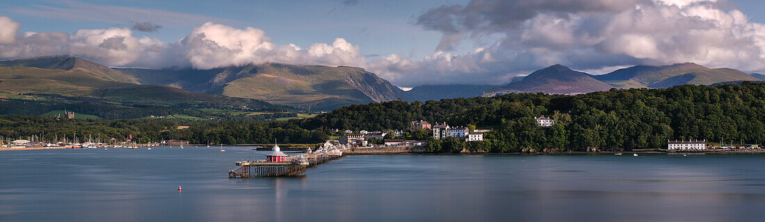 Bangor Pier und die Menai Strait im Hintergrund der Carneddau und Glyderau Mountains von Snowdonia (Eryri) im Sommer, Anglesey, Nordwales, Vereinigtes Königreich, Europa