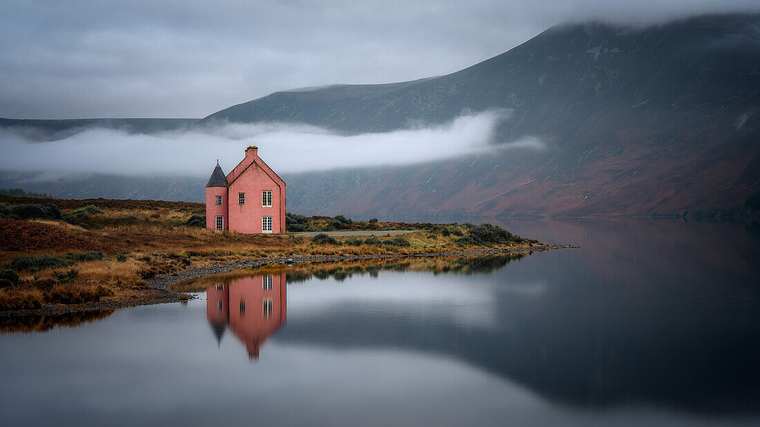 Verlassenes rosa Haus am Loch Glass, Highlands, Schottland, Vereinigtes Königreich