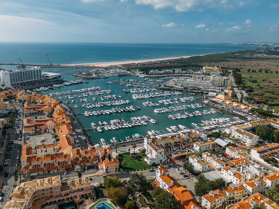 Luftaufnahme des Jachthafens von Vilamoura in Vilamoura, Algarve, Portugal, per Drohne